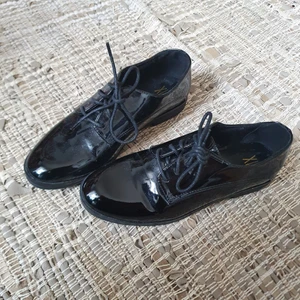 svarta glansiga finskor - jättesöta o bekväma skor! endast användna en gång, nypris 500kr🌱 fina både till vardags o fest, inne o ute!