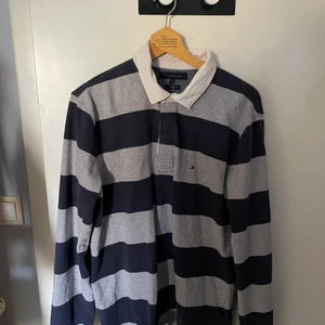 Tommy Hillfiger Rugby/långärmad piké - Nästan aldrig använd, från 90-00talet. Väldigt bra skick. Pris inte hugget i sten