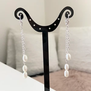 Örhängen med äkta pärlor  - Handgjorda örhängen med sötvattenspärlor .Samfraktar. Kontakta för flera bilder eventuellt video. storlek ca 7 cm Står ej för postens slarv Kontakta för nickelfri alternativ