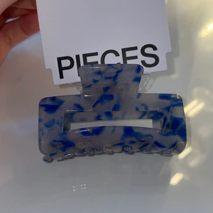 Blå hårklämma  - Helt ny och oanvänd hårklämma som är super fin och passar allas hår 💙 