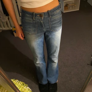 Wrangler jeans - Säljer dessa lågmidjade jeans från wrangler. Strl w27 l32 motsvarar ca S. Fickorna i fram ger verkligen en så snygg effekt😆😆 frakt tillkommer 