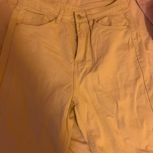 Beiga jeans - Beiga jeans från shein. Kom privat för fler bilder