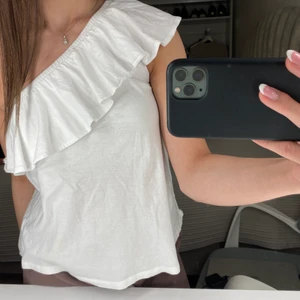 Vit oanvänd topp - Vit enärmad topp Oanvänd Köpare står för frakt