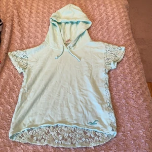 Hollister - Ljusblå tröja med nät i ryggen och den har luva och jag har använt den en gång 