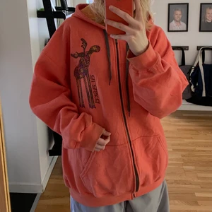 orange hoodie beyond retro - orange zip hoodie köpt på beyond retro! coolt tryck med en älg och ”alaska” tryck. skön och sitter snyggt oversized. skriv till mig för frågor! 