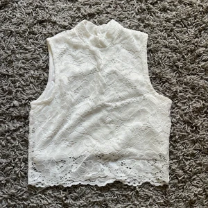 En topp från zalando  - En vit topp från Zalando har både en vit och en svart, har aldrig använts då den inte satt bra på mig storlek xs, pris kan diskuteras och ink frakt 💕 den kosta 250kr när jag köpte den men säljer för 120kr💕
