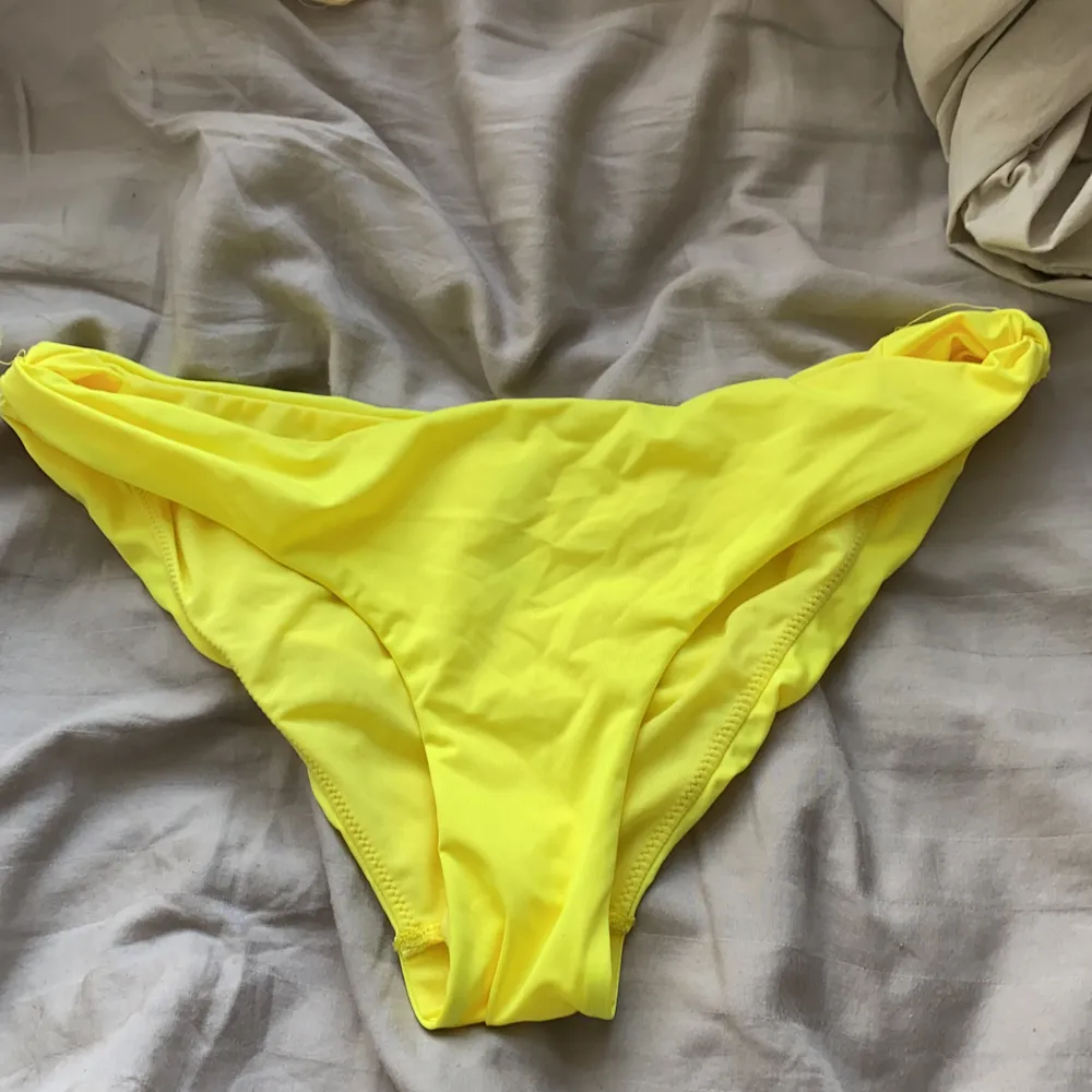 Säljer en aldrig använd bikini underdel från hm, då den är för stor för mig. Väldigt bra skick. Färgen gul neon färg. Frakten ingår ej i priset. . Övrigt.
