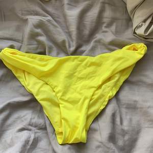 Säljer en aldrig använd bikini underdel från hm, då den är för stor för mig. Väldigt bra skick. Färgen gul neon färg. Frakten ingår ej i priset. 