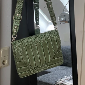 Väska från Hvsik🍏 - Fräsch väska från populära märket Hvisk. Går att använda till vardag som på fest🍒 använd ett fåtal gånger, så den är som ny! 