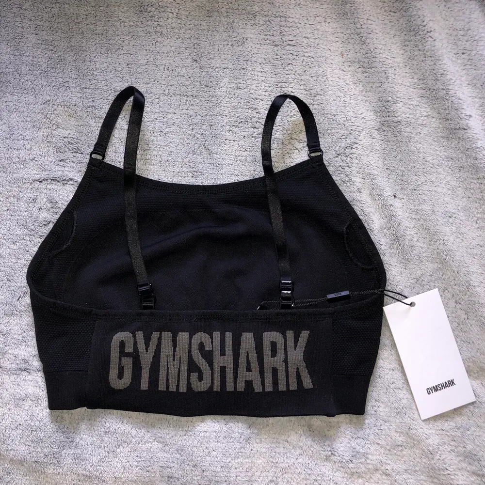 en så snygg gymshark sport bh som tyvärr inte passar mig, aldrig använd dock tog jag ut inläggen och hittar ej dom!!🧚🏼. Toppar.