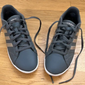 Adidas skor  - Säljer dessa skor från adidas som är använda ett få tal gånger 