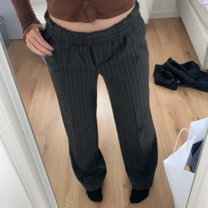 Randiga kostymbyxor - Detta är ett par såååå fina kostymbyxor som jag verkligen älskar, de är igentligen höga i midjan men jag föredrar att vika ner de en gång och de blir så otroligt snygga, de är helt nya och prislapp finns kvar❤️