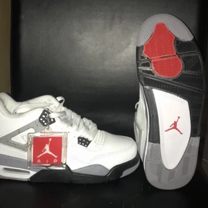 Jordan 4s (white cement) - Jordan 4 s (white cement). Storlek 42 passar även 41. Kostar 1000+ frakt 99. Om du vill ha spårbar frakt så kostar det 99kr extra. Kommer utan låda och kvitto, helt oandvända och orörda. AA-kopior. Det går även att mötas upp, vid intresse kontakta via DM❤️(lägger upp annonsen på nytt eftersom det var många oseriösa bud på förra, !!ENDAST SERIÖSA KÖPARE!!)