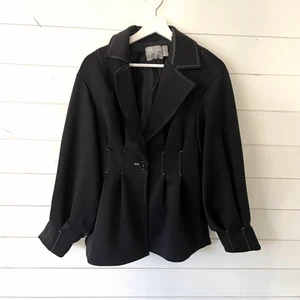 Kavaj/ Jacka - Superfin kavaj/ jacka med vita sömmar och lite bredare armar, jättefin i midjan där den är figursydd, storlek 34