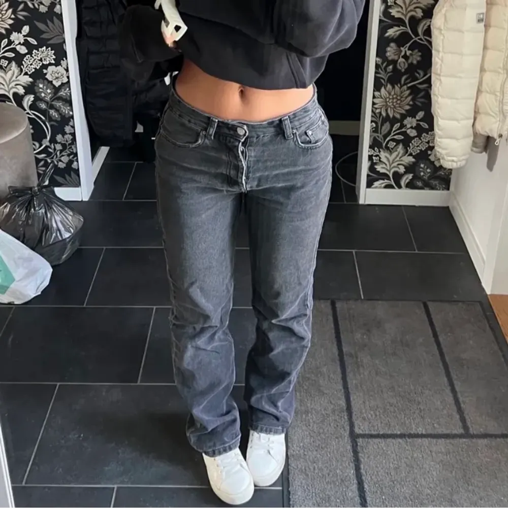 Säljer nu dessa lågmidjade jeans i modellen arrow low ifrån weekday. Dessa är i storlek 25/30 o är slutsålda på hemsidan. Jag är 170 o de går precis nedanför min fotknöl. Använda typ 2 gånger❤️‍🔥 (första bilden är lånad). Jeans & Byxor.
