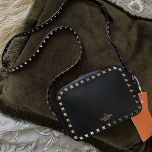 Valentino Garavani väska  - Rockstud Camera Bag svart. Köpt på Vestiaire Collective. Har inte originalkvitto från första köparen men har tagen kvar från Vestiaire och även bild på orderbekräftelse 