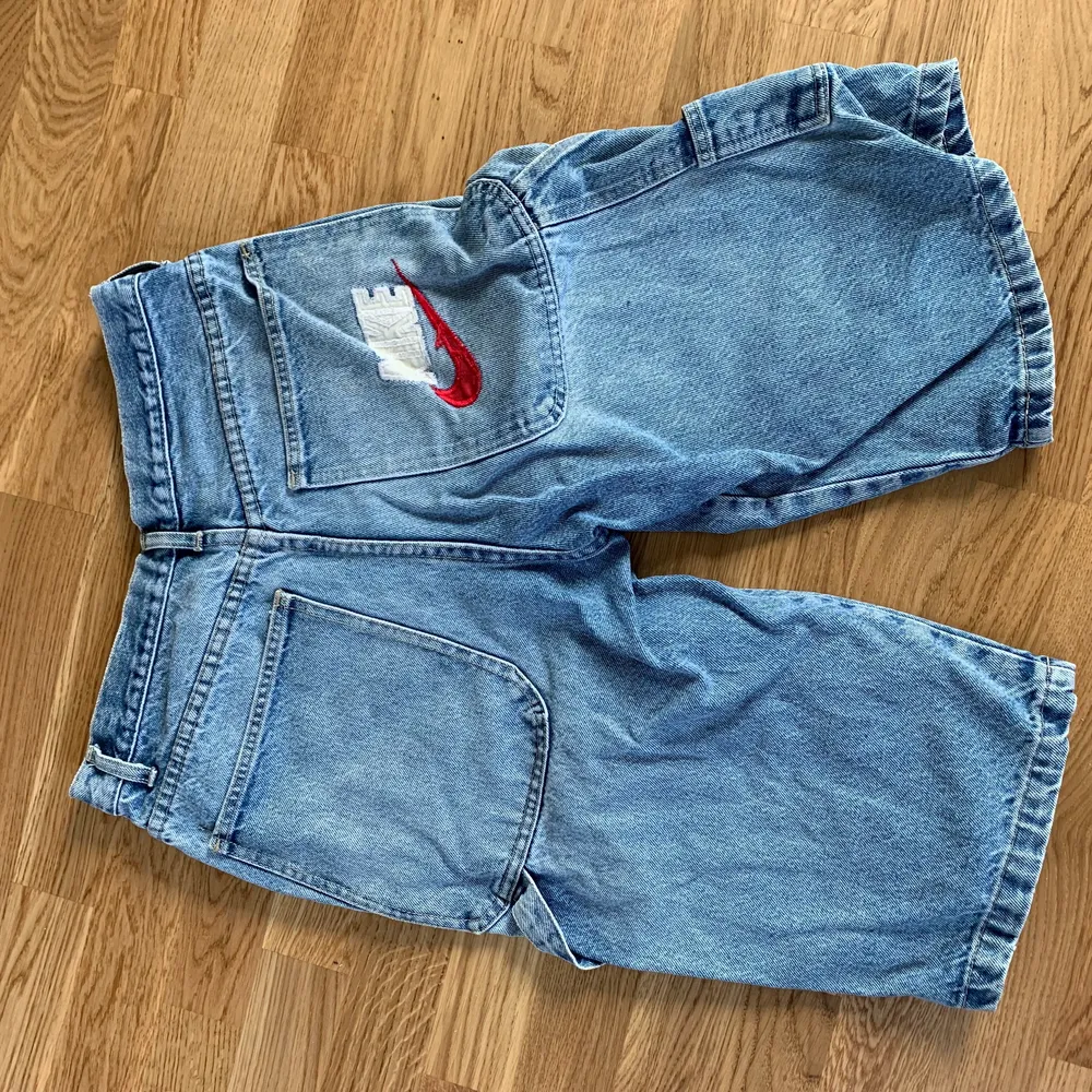 Ett par vintage nike jeans shorts, köpta i USA för några år sedan, skick som visas på bilderna.. Shorts.