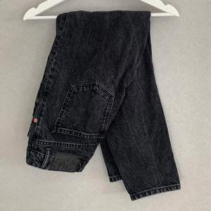 Ett par snygga svarta mom jeans som kommer från Zara de är i väldigt bra skick.🖤