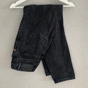 Mom jeans  - Ett par snygga svarta mom jeans som kommer från Zara de är i väldigt bra skick.🖤