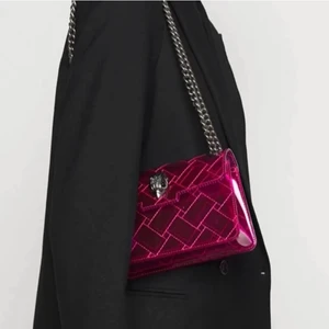 Kurt geiger väska  - Rosa genomskinlig kurt geiger väska. Helt slutsåld! 14 cm i höjd, 19 cm i längd och 7 cm i vidd. Säljer för 499kr. Kom privat för fler och egna bilder❤️‍🔥
