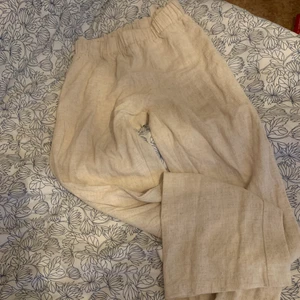 Linne byxor - I bra skick, använda en gång och passar en som ligger vid xs! 