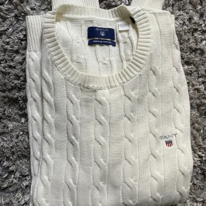 Gant Kabelstickad Tröja - Gant Kabelstickad tröja i jätte bra skick nypris 1000 Storlek: M