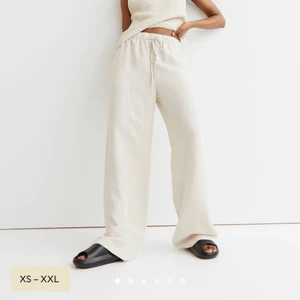 Linnebyxor - Intressekoll! Dessa efterfrågade linnebyxor från hm som är helt slutsålda har jag i storlek M. Lappen finns kvar så de är endast testade, de är högmidjade men de blir även snygga om man viker ner de. Innerbenslängden är 79 cm men det är möjligt att sprätta upp de längst ner för att lägga till 1,5-2 cm. Säljer dessa vid bra bud! HÖGSTA BUD 400