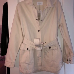 Denim jacka  - En lättare denim jacka i off white- färgen. Första bilden är lite konstigt ljus men den riktiga färgen framkommer bättre på andra bilder. Den är helt ny, aldrig använd! 