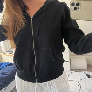 Svart tröja - Svart tröja med luva och dragkedja från H&M i storlek M.