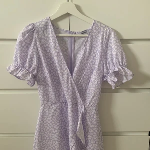 Lavendel klänning - Från Chiquelle köpt på plick men är lite för tajt för mig vid midjan. Fint skick!