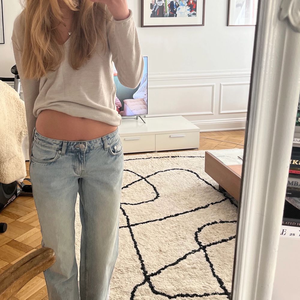 Säljer dessa helt slutsålda lågmidjade jeansen från weekday! Dessa jeans är så sjukt snygga och helt slutsålda överralt! Dom passar till allt och sitter så snyggt i midjan! Sparsamt använda.❤️❤️. Jeans & Byxor.