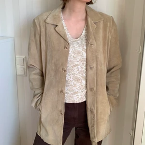 Beige mockajacka  - Superfin beige mockajacka! Fint skick men lite smutsig/missfärgad på några enstaka ställen. Står ingen storlek men jag på bilden brukar ha storlek S.