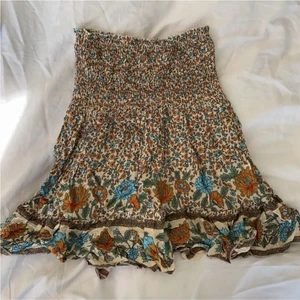 Kjol  - Jättefin kjol, säljs vidare då dem inte satt bra på mig, mycket bra skicka som ny 