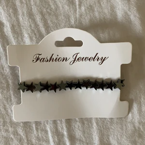 Armband  - Säljer detta jättefina stjärnarmband❤️‍🔥 Tråden är elsastisk så det passar alla storlekar. Säljer pga att det inte kommer till användning💗 köpt för 60 men säljer nu för 25 + frakt 12kr. Priset kan diskuteras