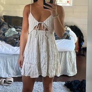 Klänning - Så fin klänning från pull & bear i storlek xs. Justerbara band 