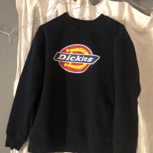 Dickies tröja - Säljer min dickies tröja här pågrund av att den aldrig används. Den är i toppen skick och nästan aldrig använd.