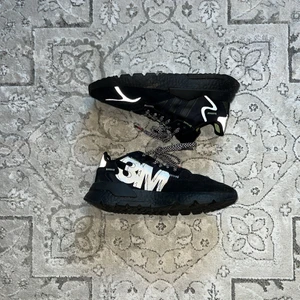 Adidas 3M collab Climacool Vento 41  - Säljer nu mina skor då jag har knappt hunnit få på mig de… De kommer med original paket, lyser i natten och gjorda för att springa så väldigt sköna samtidigt som de är snygga! De är också slutsålda, även på farfetch finns de för ca 2500kr och bara i barn storlekar, så typ hypebeast grejer?… Och så kommer det vara svårt att hitta några andra med samma skor 🤷‍♂️