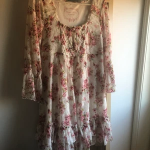 blommig spetsklänning - vacker spets/tyllklänning med blommor på, köpt på secondhand och är i mycket bra skick. frakt tillkommer!💞