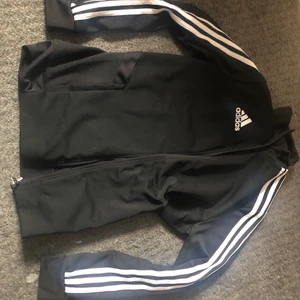 Adidas zip hoodie -  svart adidas zip up hoodie i väldigt bra skick. Säljer då den är lite för liten på mig. skriv vid frågor:) 