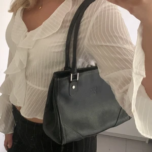 Svart axelväska  - Svart axelväska köpt på second hand🥰 120 kr+frakt🥳