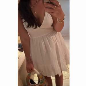 supersöt vit zara klänning köpt här på Plick men aldrig använd!! (bilder från tidigare ägaren) har bara blivit provad!💕💕 köpare står för frakt 