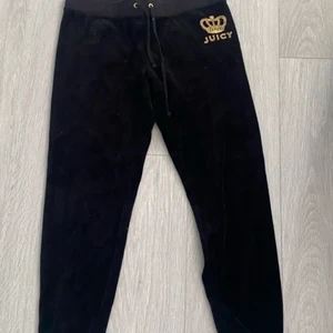 Juicy Couture  - Fina Juicy Couture byxor från äldre kollektion. Lågmidjad och inte alls använd mycket så i fint skick! Köparen står för fraktkostnaden!