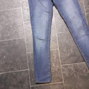 Snygga blå jeans som nya Hög midja Smal modell Stl 26/32