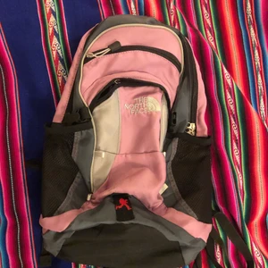 The north face rosa ryggsäck - Najs väska! Passar som skolväska bland annat. Något sliten på insidan (lite lösa trådar) och svårt att dra i dragkedjan (se andra bilden) . Annars bra skick. Skriv för fler bilder. Kan mötas upp i malmö eller frakta