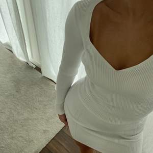 Säljer min oanvända vita klänning från chiquelle i storlek xs, frakt tillkommer 💕 Köpt för 500kr