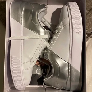 Guess skor  - Guess skor, säljer för att jag inte använder de, aldrig använda. Det är i storlek 40 men funkar för mig som brukar ha 38/39. Nypris 1200kr