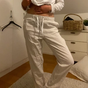 Linnebyxor - Ett par linnebyxor köpte här på Plick men som jag inte får användning för. Ljust beigea/naturvita i färgen. Modellen är ganska smal men fortfarande ”rak”. Hör gärna av dig ifall du vill ha bättre bilder eller undrar något. Tack! 