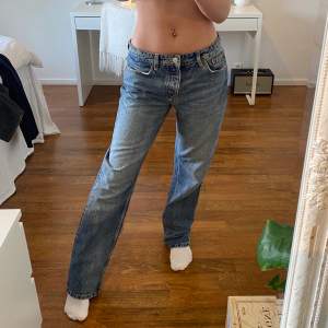 Säljer mina blåa zara jeans, dom är i storlek 40 så dom är rätt så baggie på mig som har 36 i jeans. Men denna modellen på zara jeansen är oerhört snygga som baggie också!😮‍💨kom privat för fler bilder!!