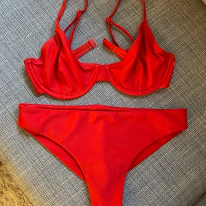 Bikini - Superfin bikini från NA-KD i röd🤍 älskar denna bikinin men den är tyvärr för liten🤍 knappt använd🤍 överdel i storlek 70D och underdel i storlek S🤍 100kr+ frakt