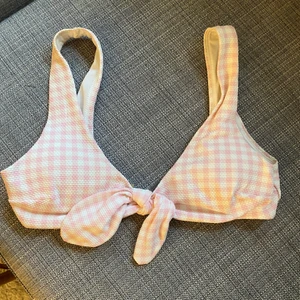 Bikiniöverdel från hm - Jättefin bikiniöverdel från hm, kommer tyvärr inte till användning🤍 storlek 34🤍 50kr+frakt